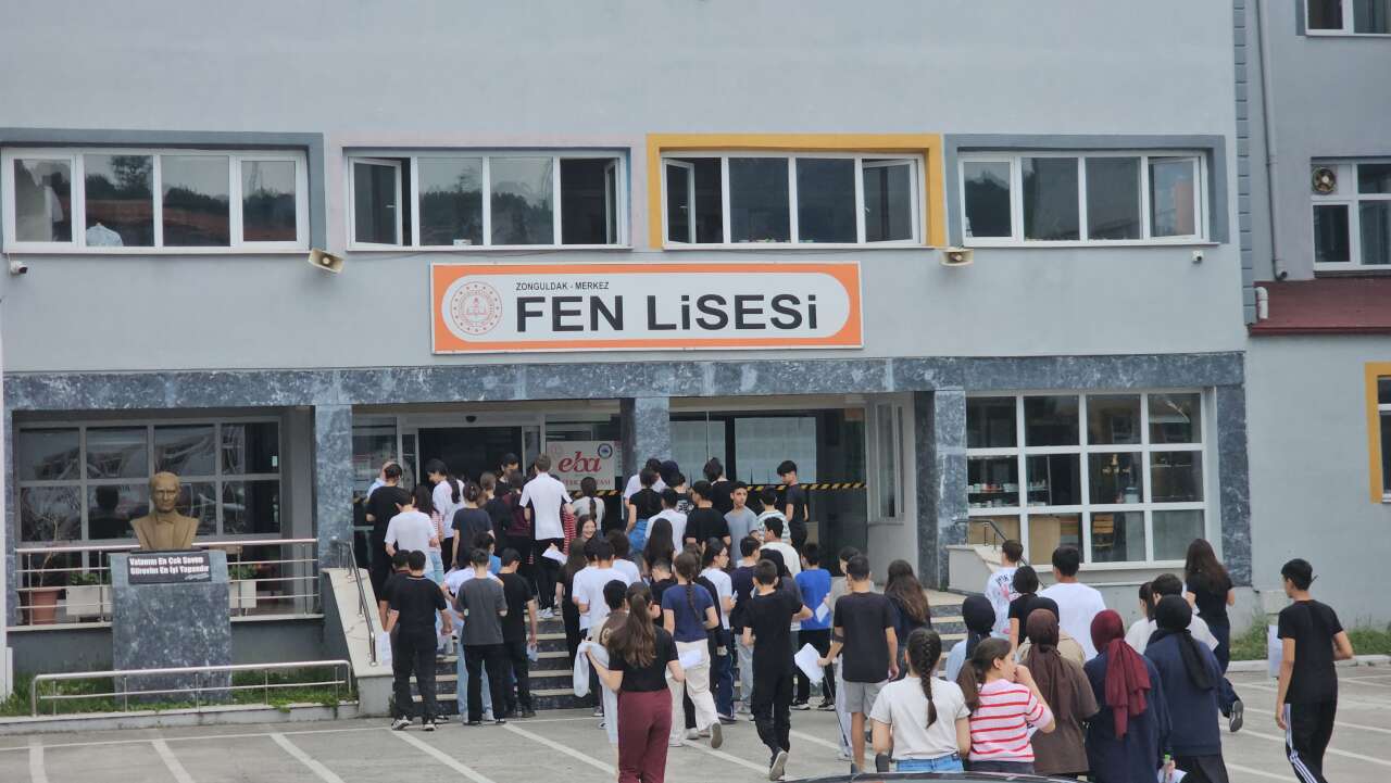 Kardeşinin kimliğiyle LGS’ye geldi! Amcası 4 dakika kala yetiştirdi 8